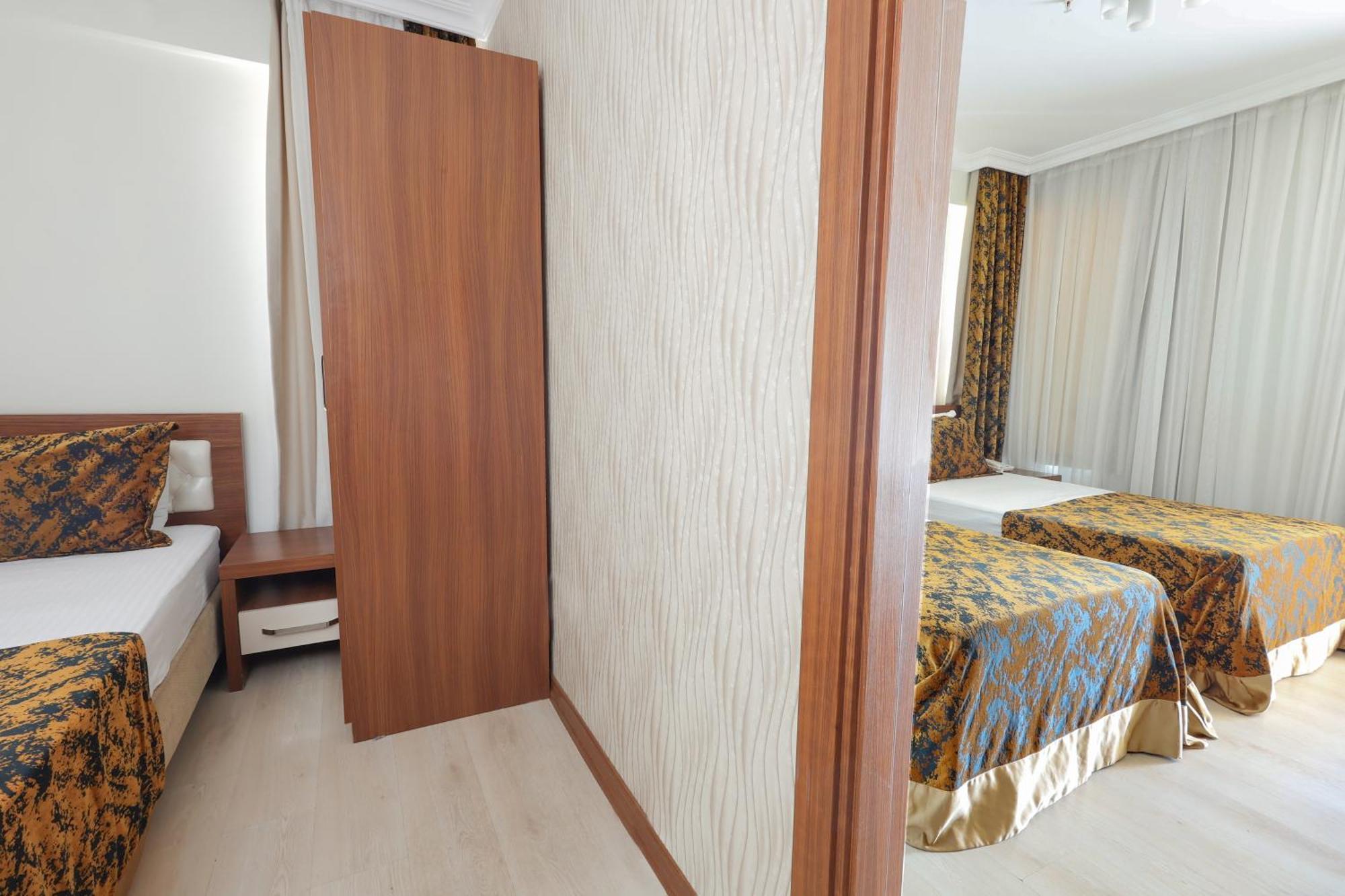 The Corner Park Hotel Antalya Exterior photo
